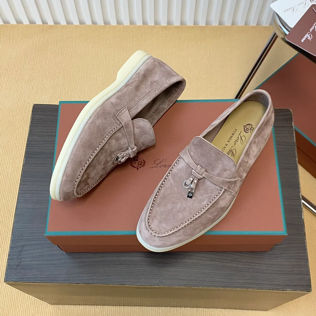 👟👟Ex-factory price 540👟👟 🔥🔥🔥 Loro Piana classic model 💯Top genuine grade💯Buy the original 1:1 copy💯 Founded the existing Loro Piana company on April 24, 1924. It is the sixth generation of family operation, providing the best quality products to customers who are discerning about taste and quality. Fabric: Imported original Yangjing (men's model imported high mercerized) Lining: Made of plain calfskin Purely hand-sewn thread Authentic packaging Original outsole Size: 35-42 39-45 Note: Long-term supply, sell with confidence